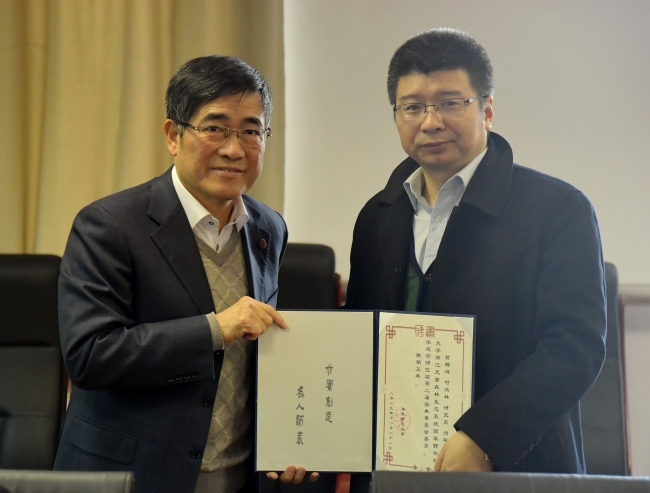 6童世骏书记向何洪林研究员颁发聘书 6童世骏书记向何洪林研究员颁发聘书