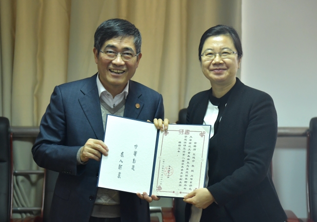 3童世骏书记向王艳芬教授颁发聘书 3童世骏书记向王艳芬教授颁发聘书