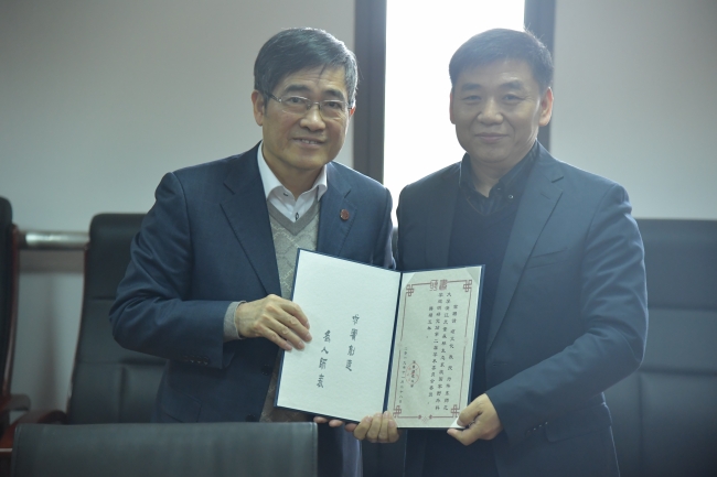 7童世骏书记向项文化研究员颁发聘书 7童世骏书记向项文化研究员颁发聘书