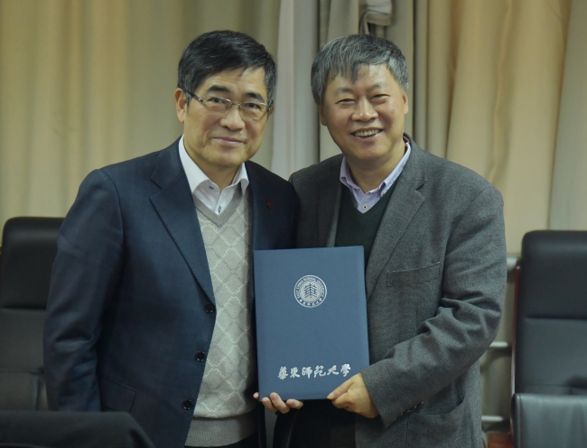 2童世骏书记向于贵瑞院士颁发聘书 2童世骏书记向于贵瑞院士颁发聘书