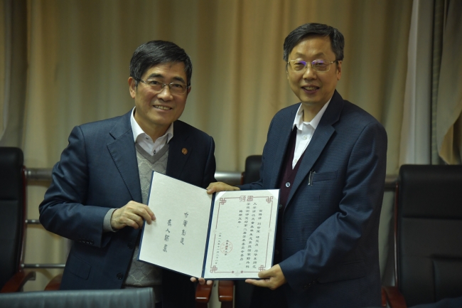 4童世骏书记向刘世荣研究员颁发聘书 4童世骏书记向刘世荣研究员颁发聘书