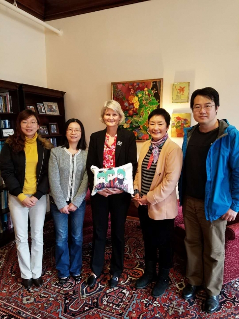 公司教师邓泓、张勇、柳欣源在周宇老师陪同下与瓦萨学院董事长Elizabeth Bradley（中间）会面