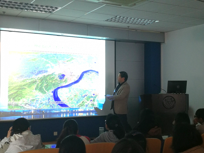 员工正在仔细聆听浙江大学于明坚教授有关西溪湿地和千岛湖的报告