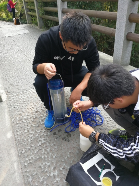 员工正在采集西溪湿地水样