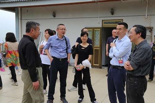 王希华教授与员工家长交流