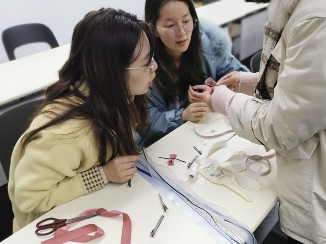 同学们在制作时互帮互助